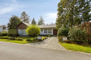 Deze ruime en goed onderhouden gelijkvloerse woning met vier slaapkamers geniet van een uiterst rustige en gunstige ligging, op wandelafstand van...