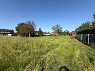 Ontdek deze prachtig gelegen bouwgrond voor open bebouwing van 6a79ca met aansluitend weiland van 17a95ca, rustig gelegen in de Kievitstraat in de gegeerde Europawijk te Mol.<br /><br />Deze locatie combineert een landelijke omgeving met tal van voorzieningen in de nabije omgeving. De bouwgrond is gelegen rechts van de bouwgrond aan Stokt 34 en bevindt zich tegenover de woning met huisnummer Kievitstraat 10. Dankzij de zuidgerichte tuin geniet u hier bovendien de hele dag van optimale lichtinval en zon.<br /><br />Het perceel bevindt zich op korte afstand van de Europese school en gerenommeerde onderzoeksinstellingen zoals IRMM, SCK CEN en VITO, wat deze ligging extra aantrekkelijk maakt voor zowel gezinnen als professionals. Daarnaast bevinden scholen, een bakker, een apotheek, een huisartsenpraktijk en diverse horecazaken zich in de onmiddellijke omgeving. Dankzij de vlotte verbindingen bereikt u bovendien snel het centrum van Mol, evenals Geel, Dessel en Retie.<br /><br />Het aangrenzende weiland, gelegen in agrarisch gebied, vormt een unieke opportuniteit voor wie dieren graag aan huis houdt of op zoek is naar extra buitenruimte in een rustige omgeving. Bovendien zal de bovengrondse hoogspanningsleiding in april 2029 verdwijnen.<br /><br /><u>Bouwvoorschriften:</u><br />- Gelijkvloers: voorgevelbreedte max. 13,21 m en bouwdiepte: max. 13,00 m<br />- Bouwhoogte voor plat dak: max. 7,00 m<br />- Bouwhoogte voor hellend dak: max. 6,50 m en daknokhoogte: max. 11,50 m<br />- Bijgebouwen zijn toegelaten in de voorziene zone met een max. 75 m<sup>2</sup><br />- LOT 2 op het verkavelingsplan (zie foto)<br />- Bestemmingen: woongebieden met landelijk karakter (bouwgrond) + agrarisch gebied (weiland)<br /><br />Voor meer informatie en de bouwvoorschriften neem contact op via gilles@haerdimmo.be of 0492/86 61 15.<br /><br />Wenst u een gratis schatting van uw eigendom? Contacteer mij vrijblijvend voor een afspraak!