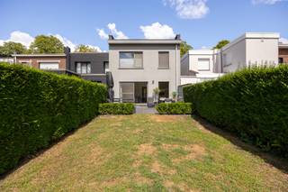 Perfect onderhouden bel-étage woning met tuin op het zuiden en op <strong>wandelafstand van alle winkels </strong>en het Park van Brasschaat.<br /><br /><strong>Indeling:</strong> Inkomhal met toegang tot de ruime garage met elektrische poort; aparte studio (of slaapkamer 3) bestaande uit woonruimte met schuifraam naar het terras en tuin, hal met handige inbouwkasten en een ruime badkamer. V1: Woonkamer met open keuken; 2 slaapkamers; badkamer en 2 bergingen. <br /><br /><strong>Bijzonderheden:</strong>
<ul>
<li>Door de vele raampartijen in het ontwerp geniet u van erg veel lichtinval en uitzicht op groen. </li>
<li>Oprit met aansluiting elektrisch laden. </li>
<li>Ooit opgedeeld in 2 units, dus verschillende mogelijkheden (Kangoeroewonen, kantoor aan huis...)</li>
<li>Attesten: Elektriciteit conform - EPC label C - Asbestveilig. </li>
<li>Toplocatie: rust, groen en toch op wandelafstand van het centrum! </li>
</ul>