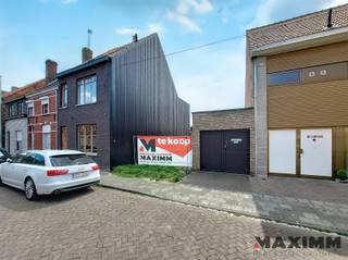 <p>Ontdek deze zeer goed gelegen vergunde bouwgrond in het hart van Eeklo, perfect voor gezinnen die ruimte en comfort waarderen. Het recent vergunde plan telt vier ruime slaapkamers, ideaal voor een groeiend gezin of voor het creëren van een thuiskantoor. </p><p>De bouwgrond (waarop momenteel een garage staat) heeft een grondoppervlakte van 167m² , het perceel meet 6m65 breed en is 25 meter diep.</p><p>De centrale ligging in Eeklo is een groot voordeel, met gemakkelijke toegang tot lokale winkels, scholen en openbaar vervoer. </p><p>Mis deze kans niet om van deze prachtige eigendom uw thuis te maken of de investering waarnaar u op zoek bent. Neem vandaag nog contact met ons op voor meer informatie of een bezoek (Bert: 0496/33.24.56, Bert@maximm.be).</p><p><br /> </p>
