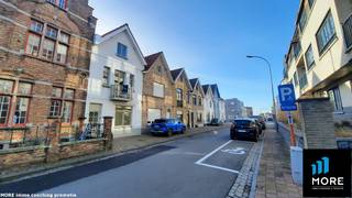 Derrière la façade de cette <strong>authentique maison de ville de Knokke</strong> - qui est bien plus spacieuse que ce que la façade laisse supposer - se cache une perle chaleureuse. Cette maison rénovée dispose au <u>rez-de-chaussée</u> d'un hall d'entrée donnant accès à un espace de vie accueillant - composé d'une salle à manger et d'un coin salon. À l'arrière de la maison se trouve la toute nouvelle cuisine équipée, avec vue et accès au charmant jardin/terrasse exposé sud-ouest. Au <u>premier étage</u>, il y a une salle de bain spacieuse et récente avec baignoire, douche à l'italienne et des toilettes séparées. La maison comprend 2 grandes chambres au premier étage - les grandes fenêtres de la chambre principale vous apportent également ici ce petit 'plus' - et 2 grandes chambres au <u>deuxième étage</u>. Grâce à l'isolation récemment rénovée du toit et de la façade latérale ainsi qu'à la nouvelle chaudière, il fait bon y vivre. La <strong>uniformité de la finition en termes de teintes, de revêtements de sol et de peintures... crée une ambiance soignée mais chaleureuse !</strong> Venez découvrir cette perle accueillante lors d'une visite et jugez par vous-même !<br /><br /><br /><br /><span><strong>Location sous conditions ; voir www.more.be, "annexes" et sous réserve de disponibilité.</strong></span>