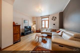 <p>Deze zondag 13 september kunt u deze woning exclusief bezoeken tijdens onze opendeurdag. Neem contact met ons op en kom de woning ontdekken!</p>
<p>Sommige woningen bieden veel meer dan alleen vierkante meters: ze bieden een leefomgeving die met een gezin kan meegroeien. Deze eengezinswoning is daar een mooi voorbeeld van.</p>
<p>Deze woning uit 1911 ligt in een residentiële straat in Ukkel en biedt ongeveer 149 m² woonruimte. Ze heeft haar typische Brusselse charme behouden. Een gezinswoning als deze, met vier slaapkamers en tal van bergruimtes, is vandaag bijzonder gegeerd in Brussel.</p>
<p>Bij binnenkomst zetten de mooie ontvangstruimtes meteen de toon. De leefruimtes sluiten natuurlijk op elkaar aan en lopen door naar een gezellige keuken. De woning beschikt over vier slaapkamers, waardoor er ruimte is voor een gezin, een thuiskantoor of aparte ruimtes voor berging en ontspanning.</p>
<p>De woning werd doorheen de jaren goed onderhouden en verbeterd en beschikt onder meer over een vernieuwde badkamer, een opnieuw geschilderde gevel en dubbele beglazing. Ze is onmiddellijk bewoonbaar en biedt tegelijk voldoende potentieel om geleidelijk aan te worden aangepast aan de wensen en persoonlijkheid van de toekomstige bewoners.</p>
<p>De ligging zorgt voor een bijzonder praktisch dagelijks leven: tram 4 en 82, bus 74 en 75, het station Ukkel-Kalevoet op ongeveer 10 minuten wandelen, en winkels en een fitness in de buurt. Ook groene ruimtes, waaronder het Keyenbemptpark en de Molen, zijn te voet bereikbaar, terwijl de uitvalsweg van Brussel in enkele minuten met de wagen bereikbaar is.</p>
<p>Een echte eengezinswoning met vier slaapkamers, karakter en ruimte om mee te groeien: een type woning dat steeds zeldzamer wordt op de Brusselse markt.</p>