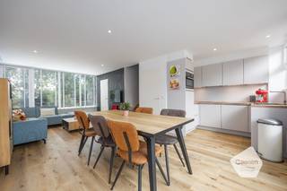 Deze aangename <strong>vakantiewoning te residentie Duinengolf</strong>, gelegen op korte afstand van <strong>strand en zee</strong>, biedt met een <strong>bewoonbare oppervlakte van 84 m²</strong> alle comfort voor een ontspannen verblijf met familie of vrienden;<br />De woning onderging in 2020 een <strong>volledige renovatie</strong>. Daarbij werden onder meer een nieuwe moderne keuken, een nieuwe badkamer met inloopdouche en twee nieuwe toiletten geplaatst. Ook de verwarming werd vernieuwd met een energiezuinige condenserende gasketel;<br />De vakantiewoning beschikt over <strong>drie slaapkamers</strong> en een aangenaam terras waar u heerlijk kunt genieten van het buitenleven. Op het domein is bovendien een speeltuin aanwezig, wat deze woning extra aantrekkelijk maakt voor gezinnen met kinderen;<br />Geen domicilie toegelaten;<br />Verkoop onder erfpacht;<br /><br /><u>Indeling:</u><br />Beneden: Inkom, apart toilet, leefruimte met volledig geïnstalleerde open keuken, bergruimte & terras;<br />Verdiep: Nachthal, 3x slaapkamer, badkamer met inloopdouche, dubbele wastafel en toilet;<br /><br /><u>Troeven:</u><br />- Volledig gerenoveerd;<br />- Commerciële verhuring mogelijk;<br />- Speelplein op domein;<br />- Op wandelafstand van zee, strand en duinen;<br /><br />Neem zeker contact op bij verdere vragen of om een vrijblijvend plaatsbezoek in te plannen!