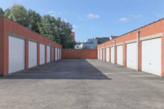 Gelegen in de Daniël Baginierlaan, vinden we deze garagebox. Via een doorrit naast een appartementsgebouw bereiken we achteraan de boxen. Voor meer...