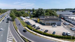 Op een volledig omheind terrein van 6.613 m² bevindt zich dit uitstekend gelegen bedrijfsgebouw met een uitzonderlijke zichtlocatie langs de E40, pal naast de op- en afrit. Dankzij de maximale visibiliteit is dit de ideale uitvalsbasis voor ondernemingen die bereikbaarheid en uitstraling willen combineren.<br /><br />Het multifunctionele pand omvat ongeveer 1.665 m² opslagruimte en/of showroom en beschikt over 2 sectionale poorten. De open ruimte met een grote glazen vitrine biedt een uitstekende presentatie van uw activiteiten en garandeert een optimale zichtbaarheid voor het voorbijrijdende verkeer.<br /><br />Op de verdieping bevindt zich bovendien een kantoorruimte van ca. 110 m², ideaal voor administratieve of commerciële activiteiten.<br /><br />Het ruime, verharde buitenterrein biedt voldoende manoeuvreerruimte voor vrachtverkeer en uitgebreide parkeermogelijkheden. Daarnaast zijn laadpalen aanwezig.<br /><br />Dankzij de combinatie van een uitstekende bereikbaarheid, een uitzonderlijke commerciële zichtbaarheid en veelzijdige gebruiksmogelijkheden is dit de perfecte locatie om uw onderneming optimaal te positioneren.<br /><br />Onmiddellijk beschikbaar.<br /><br />Contacteer Henry Van Tornhout voor bijkomende inlichtingen of een vrijblijvend plaatsbezoek via +32 474 13 37 93 of via henry@kmovastgoed.be