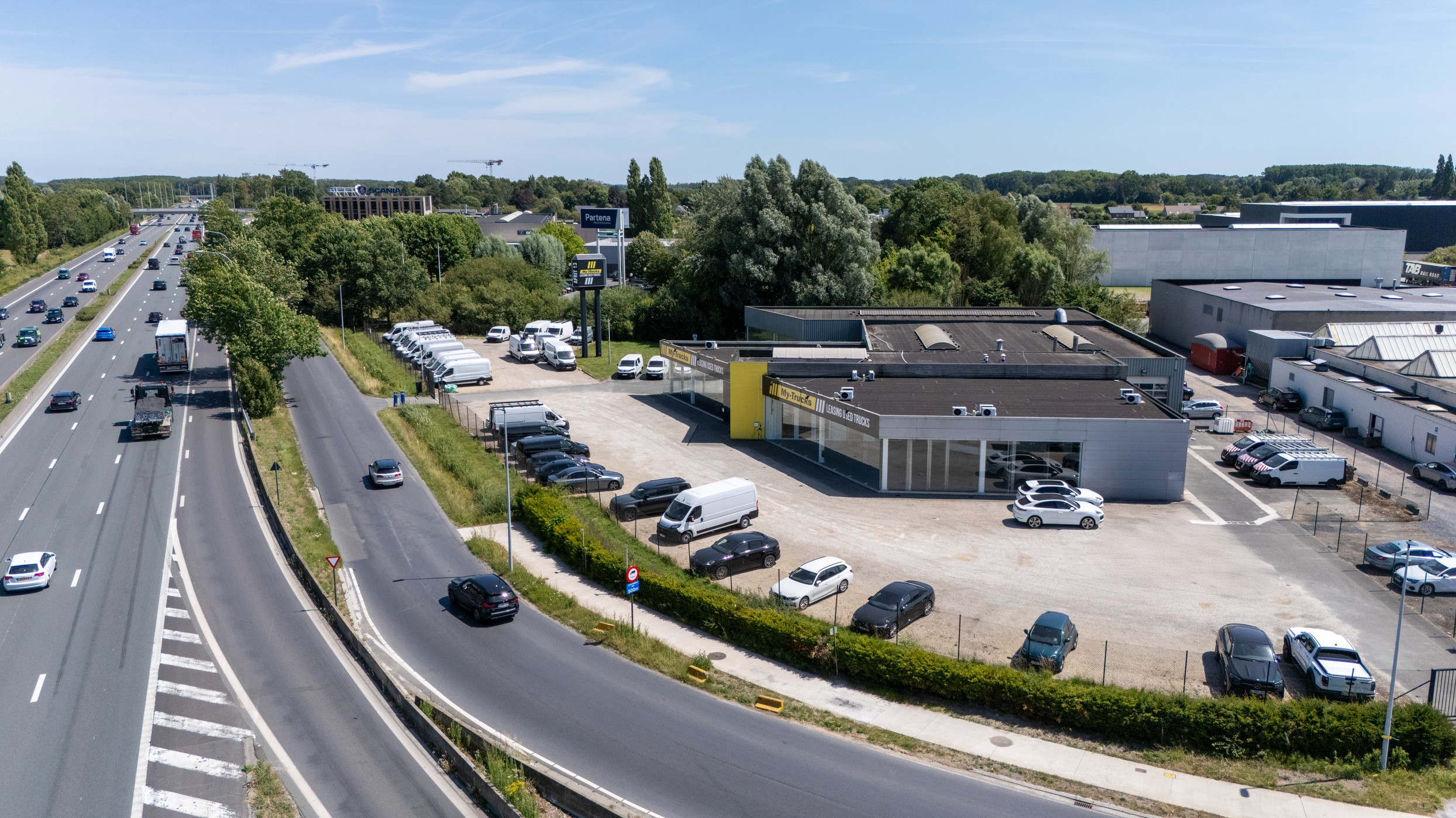 Strategisch gelegen opslagruimte/showroom met kantoor op toplocatie langs de E40 - foto 1