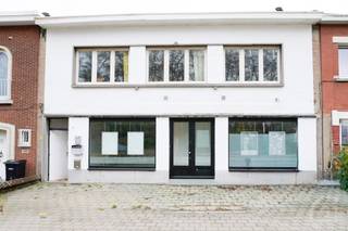 Handelspand te huur op topligging in MortselOp een uitstekende commerciële ligging aan de Krijgsbaan 136 in Mortsel bevindt zich dit handelspand op...