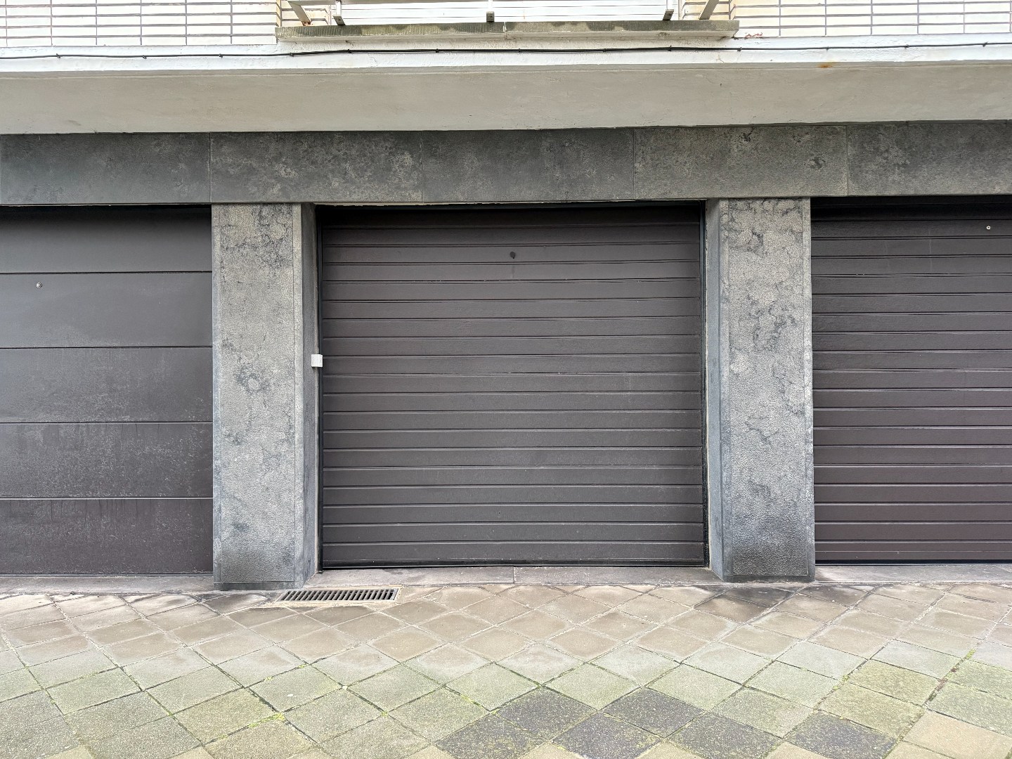 GARAGEBOX MET VOORLIGGENDE PARKEERPLAATS - foto 1