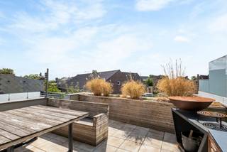 Ben je op zoek naar een instapklare woning met een atelier of werkplaats die mogelijks gesplitst kan worden aangekocht?Dan is dit uniek pand iets...