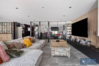 Square Estate presenteert u deze ruime, volledig gerenoveerde villa in de aangename woonwijk Bouchout. Deze villa is als volgt ingedeeld: Op de...