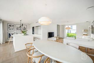 <p>Te koop: prachtig ingerichte recente, energiezuinige woning op topligging en wandelafstand van het centrum!<br /><br />Op een uiterst gunstige ligging, op wandelafstand van het centrum, bevindt zich deze recente energiezuinige woning (BJ 2021). Een ideale keuze voor wie modern wooncomfort wil combineren met zeer lage energiekosten én een vlotte bereikbaarheid van alle voorzieningen.<br /><br />INDELING: inkomhal met vestiaire, apart toilet, gezellige en lichtrijke leefruimte (visgraatvloer, stalen deur), open geïnstalleerde keuken (mortex) met eiland, handige berging met wasplaats.<br />Buiten geniet je van een aangelegd terras en een omheinde tuin met groot tuinhuis. Extra praktisch: carport en 2 staanplaatsen.<br /><br />Op de verdieping bevinden zich de overloop, 3 charmante slaapkamers, een badkamer met ligbad én douche, en een extra berging.<br /><br />Troeven<br />• Verkoop onder registratierechten<br />• Warmtepomp met vloerverwarming én koeling<br />• Zonnepanelen<br />• Regenwaterput 10.000 L<br />• Basisdomotica<br />• Elektriciteit conform<br />• Zeer energiezuinig: E-peil 5<br />• Carport + 2 parkings<br />• Op wandelafstand van het centrum<br /><br />Voor wie is dit ideaal?<br />Voor wie op zoek is naar een recente, instapklare en toekomstgerichte woning met tuin, vlakbij het centrum en alle dagelijkse voorzieningen.<br /><br />Bezoek na afspraak met Immo Beguin: info@immobeguin.be</p>