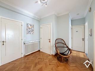 Ruim appartement op het 4e verdiep met panoramisch zicht, topligging pal in het stadscentrum van Roeselare (5’ wandelen van station met bushalte voor de deur), inkomhal, living, ingerichte keuken en badkamer, 3 slaapkamers, apart toilet, terras, kelderberging. <br /><br />Beschikbaar vanaf 1/12/2026 Huurprijs 695 €/mnd (exclusief 50 €/mnd syndickosten). <br />Verwarming op mazout.<br /><br />Maximum voor 4 personen, zowel voor bewoning als domiciliëring. <br /><br />Bij interesse, gelieve enkel en alleen te reageren via het contactformulier. Wij contacteren u terug van zodra een bezoek mogelijk is.