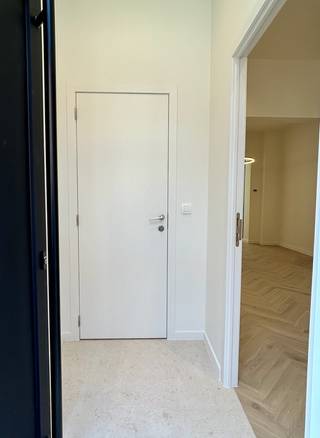 Bent u op zoek naar een instapklare woning op een absolute topligging? Dan is deze volledig gerenoveerde stadswoning precies wat u zoekt. Gelegen in het hart van Leuven geniet u van alle voordelen van het stadsleven: winkels, horeca, scholen, openbaar vervoer en tal van andere voorzieningen bevinden zich op wandelafstand. Toch ligt de woning in een rustige omgeving waar u in alle privacy kunt genieten.<br />Deze stijlvolle woning werd volledig en kwalitatief gerenoveerd en voldoet aan alle hedendaagse comfort- en energienormen. Dankzij het EPC-label A, conforme elektrische installatie, de afwezigheid van asbest en de aanwezigheid van zonnepanelen bent u verzekerd van een energiezuinige en zorgeloze woonst.<br /><br />Op het gelijkvloers vindt u een inkomhal met gastentoilet, een lichtrijke woon- en eetkamer en een prachtige open keuken met kookeiland, ideaal voor gezellige momenten met familie en vrienden. Verder zijn er een praktische wasplaats en een handige berging aanwezig.<br />De eerste verdieping beschikt over een ruime slaapkamer en een luxueus afgewerkte badkamer met ligbad, inloopdouche, dubbele wastafel en een tweede toilet. Op de tweede verdieping bevinden zich nog twee volwaardige slaapkamers. <br />Daarnaast is de woning gedeeltelijk onderkelderd en beschikt ze buiten over een gezellig terras en een sfeervol stadstuintje waar u in alle rust en privacy kunt ontspannen.<br /><br />Kortom, deze smaakvol afgewerkte woning combineert een uitzonderlijke ligging met hedendaags wooncomfort, energiezuinigheid en een hoogwaardige afwerking. Een unieke kans voor wie zonder zorgen wil verhuizen naar een instapklare woning in het centrum van Leuven.