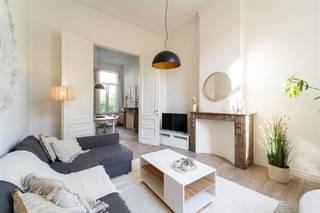 Ontdek dit uitzonderlijke, volledig bemeubelde appartement op de 1ste verdieping van De Vrièrestraat 29, in het hart van het prestigieuze...