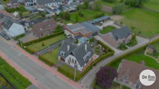 <p><br /><br />LEDE – Deze schitterende OB met grote werkplaats (magazijn) bevindt zich op een zeer goede locatie in Lede. Op een rustige weg, vlakbij het station en het centrum.<br /><br />Met maar liefst 280m² bewoonbare oppervlakte en op een perceel van 1300m² heeft deze eigendom flink wat te bieden, ook de straatbreedte van het perceel van 40m is zeker een troef. Een ideaal vastgoed voor een zelfstandige die plaats nodig heeft of een uit de hand gelopen hobby die ruimte vergt…<br /><br />Naar indeling toe heeft de woning een ruime inkomhal met toegang tot de leefruimte en keuken. De woning is gekenmerkt door grote, lichtrijke ruimtes en is vervaardigd met de beste materialen (eigenaar was aannemer en heeft de woning voor zichzelf gebouwd!)<br />Verder op de benedenverdieping is er nog een zeer grote garage en voldoende bergruimte.<br />De bovenverdieping omvat een ruime nachthal, badkamer met 2de toilet en 4 ruime slaapkamers en mogelijkheid tot plaatsen van een vaste trap naar de zolderverdieping voor nog eens 2/3 extra slaap -of hobbykamers.<br /><br />Op het terrein bevindt zich ook een grote werkplaats van 150m², met 2 verdiepingen qua stockage. Een grote toegangspoort zorgt ervoor dat zelf een vrachtwagen kan geparkeerd worden. Een ideale locatie met vele mogelijkheden. De tuin is zeer goed onderhouden en bevindt zich naast en achter de woning. De oprit zorgt voor voldoende parkeergelegenheid.<br /><br />Bent u op zoek naar een oplossing voor uw plaatsgebrek? Wenst u ruim te wonen op een mooie locatie, in een woning met alle comfort, instapklaar en zonder renovatieplicht?<br />Maak dan een afspraak via 053/60.65.60</p>
<p></p>