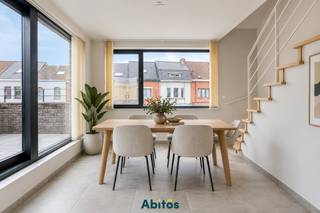 Deze recente en instapklare duplex combineert ruimte en modern wooncomfort met een uitstekende ligging in het centrum van Drongen. Met twee slaapkamers, twee terrassen én EPC-label A is het hier bovendien bijzonder comfortabel en energiezuinig wonen.<br /><br />Op de eerste verdieping komt u binnen via de inkomhal met afzonderlijk toilet. De ruime living biedt plaats aan een comfortabele zithoek en geeft rechtstreeks uit op het grote, oostgerichte terras. Hier is voldoende ruimte voor zowel een buitentafel als een zithoek en geniet u volop van de ochtendzon.<br />De volledig uitgeruste keuken beschikt over Siemens-toestellen, waaronder een combioven, kookplaat en vaatwasser. Aansluitend bevindt zich de eetruimte, met voldoende plaats voor een ruime eettafel. Van hieruit heeft u toegang tot het tweede, zuidgerichte terras: een heerlijke plek om van de zon te genieten.<br />Op de bovenverdieping van deze duplex bevinden zich twee slaapkamers. De badkamer is uitgerust met een ruime inloopdouche en een wastafel. Een praktische technische berging en een tweede afzonderlijk toilet vervolledigen deze verdieping.<br /><br />Ook de ligging is een belangrijke troef. Het centrum van Drongen ligt op amper één minuut wandelen, terwijl u in vijf minuten in het groene Assels aan de Leie staat. Gent-centrum bereikt u in ongeveer twintig minuten met de fiets of vijftien minuten met de auto. Ook de R4 is vlot bereikbaar.<br /><br /><strong>Praktische info</strong>
<ul>
<li><span>Huurprijs: € 1.490 per maand</span></li>
<li><span><strong>Geen syndicuskosten</strong></span></li>
<li><span>Elektriciteit, gas en water zijn individueel en rechtstreeks ten laste van de huurder</span></li>
<li><span>EPC-label A</span></li>
<li><span>Onmiddellijk beschikbaar</span></li>
<li><span>Verhuur aan een vennootschap is mogelijk</span></li>
<li><span>Gemeenschappelijke fietsenparking</span></li>
<li><span>Mogelijkheid om een parkeerplaats achteraan bij te huren</span></li>
</ul>
<br />Zoekt u een recente en energiezuinige duplex met twee slaapkamers en twee terrassen, vlak bij het dorpscentrum én het groen? Kom dit appartement dan zelf ontdekken.<br /><strong>Vragen of een bezoek plannen?</strong><br />📞 Jan Claeyssens — 0475 58 00 38<br />📧 jan@abitos.be