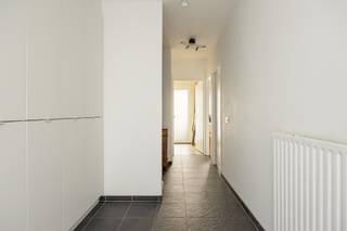 Interesse? Plan je bezoek in via onze digitale kalender.
Alle keuringen en attesten zijn te downloaden via onze website.
Vragen? Contacteer Ivory Murillo via ivory@copandi.be
 of +32 15 79 05 50.

Ontdek deze instapklare bel-étagewoning in de Verbindingsstraat 66 te Vilvoorde (Far-West). De woning combineert hedendaags comfort met ruimte en licht, en werd deels gerenoveerd. Dankzij de bewoonbare oppervlakte van 183 m² en de mogelijkheid tot vijf slaapkamers is dit de perfecte gezinswoning in een rustige, residentiële wijk vlak bij winkels, scholen en openbaar vervoer.

De woning biedt een praktische indeling met op het gelijkvloers een inkomhal met gastentoilet, garage, wasruimte en polyvalente kamer met toegang tot de tuin. Op de eerste verdieping bevindt zich de lichtrijke leefruimte met eetkamer en keuken, terwijl de tweede verdieping drie slaapkamers en een badkamer telt. De ruime zolder biedt uitbreidingsmogelijkheden voor extra kamers of een tweede badkamer.

De tuin van 85 m² vormt een groene, onderhoudsvriendelijke buitenruimte met veel privacy.

✅ EPC B (137 kWh/m²/jaar)
✅ Elektriciteit conform tot 2050
✅ Asbestveilig
✅ 3 tot 5 slaapkamers mogelijk
✅ Garage + 2 staanplaatsen
✅ Rustige, residentiële ligging
✅ Gerenoveerd en instapklaar