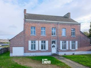 Former RectoryAt Kapelhofstraat 21, in the heart of the village of Erondegem, stands this stately (former) rectory on an exceptional plot of 4,057...