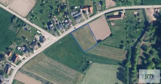 Bent u op zoek naar een investering in landbouwgrond of wilt u uw landbouwactiviteiten uitbreiden?<br /><br />Deze landbouwgronden, rustig gelegen in Wellen, bieden een mooie opportuniteit.<br />Dankzij de gunstige ligging en vlotte bereikbaarheid vormen deze percelen een waardevaste investering binnen een agrarische omgeving.<br /><br />Deze gronden zijn momenteel verpacht (2010).<br /><br />In verband met de overstromingsgevoeligheid geldt dit enkel voor het achterste gedeelte van het perceel.<br /><br />Voor meer informatie of het plannen van een afspraak, contacteer Niels via 0473 39 44 39.