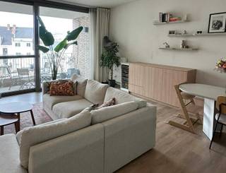 Instapklaar appartement (92 m²) met ruim zonneterras (23 m²) aan autovrij plein<br /><br />Op het rustige Johan Westerlundplein, omringd door vier autovrije pleinen, bevindt zich dit lichtrijke appartement op de 3de verdieping van een recente residentie (bouwjaar 2016). Hier woon je midden in de stad, maar geniet je toch van uitzonderlijke rust dankzij de afgesloten poorten die ’s avonds toegang tot het plein beperken.<br />Met een bewoonbare oppervlakte van 92 m² en een uitzonderlijk ruim terras van 23 m² met zalige middag- en avondzon, biedt dit appartement een unieke combinatie van ruimte, comfort en locatie.<br /><br /><br />🏠 Indeling<br />Ruime leefruimte met veel lichtinval en hoog plafond<br /><br />Open keuken met basis toestellen<br />Leefruimte met ingebouwde tafel en kast<br />2 volwaardige slaapkamers waarvan een met ingebouwde kasten<br />Ruime badkamer<br />Apart gastentoilet<br />Praktische berging met ingemaakte kasten<br /><br />Het terras vormt een echte verlenging van de leefruimte en is perfect georiënteerd om tot ’s avonds van de zon te genieten.<br /><br />🚲 Extra troeven<br />Lift aanwezig<br />Fietsenberging met plaats voor 3 fietsen<br />Energiezuinig (EPC label A)<br />Elektriciteit conform<br />Beschikbaar bij akte<br />Inpandige autostaanplaats aan te kopen voor €35.000. Aansluiting laadpaal mogelijk.<br /><br />📍 Topligging<br />Gelegen vlakbij het iconische MAS, met winkels op wandelafstand en een crèche op slechts 50 meter. Een ideale uitvalsbasis voor wie centraal wil wonen zonder in te boeten aan rust en leefkwaliteit.<br /><br />Bezoek inplannen?<br />0479729068