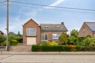 Voor verdere info: joeri.vandeven@homixx.be of 016 199 346.<br /><br />Op een uitstekende ligging aan de Mechelbaan in Begijnendijk bieden wij u deze zeer goed onderhouden woning aan. Deze bevindt zich op een riant perceel van maar liefst 1.645 m² en beschikt over een bewoonbare oppervlakte van 201 m². Met haar ruime indeling, degelijke staat van onderhoud en groen zicht vormt dit pand een unieke kans voor wie op zoek is naar ruimte, comfort en potentieel.<br /><br />Het gelijkvloers omvat een gezellige open leefruimte met veel lichtinval. Grenzend hieraan tref je de geïnstalleerde keuken. Aansluitend bevindt zich een lichtrijke veranda waar u het hele jaar door heerlijk kunt vertoeven met zicht op het groen. Verder heeft de woning een lager benedenverdieping met een praktische wasplaats, extra toilet en een inpandige garage.<br /><br />Op de volgende verdiepingen brengt de nachthal u naar de master bedroom, en nog 2 volwaardige ruime slaapkamers en een badkamer.<br /><br />Een absolute troef van deze woning is de zolderverdieping, bereikbaar via een vaste trap. Deze biedt uitstekende mogelijkheden voor het creëren van bijkomende slaapkamers, een bureau of een hobbyruimte. Bovendien is de woning voorzien van een zeer ruime kelder, wat zorgt voor een overvloed aan praktische opbergruimte.<br /><br />Buiten geniet u in alle rust op het gezellige terras en in de riante tuin met zicht op agrarisch gebied.<br /><br />Wilt u het potentieel van deze woning zelf komen ontdekken? Neem gerust contact met ons op!