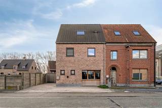 <p><span>Deze instapklare woning, gelegen langs de Markegemsesteenweg 164A te Dentergem, is een uitstekend onderhouden en volledig afgewerkte gezinswoning met een bewoonbare oppervlakte van </span><span>216 m²</span><span>. Dankzij de recente bouw (2012), de energiezuinige voorzieningen en de praktische indeling, is deze woning helemaal instapklaar.</span></p><p><span>De woning werd opgetrokken in houtskeletbouw en werd de voorbije jaren verder geoptimaliseerd met verschillende recente toevoegingen zoals een carport, tuinberging, lounge, laadpaal, zonnepanelen en een zonneboiler. In 2022 werd bovendien de garage omgevormd tot een praktische bureauruimte.</span></p><p><span> </span></p><p><span>Troeven:</span><span><br />• Instapklaar en perfect onderhouden <br />• Recente woning (2012) <br />• Bewoonbare oppervlakte van 216 m²<br />• Bureau op het gelijkvloers – ideaal voor thuiswerk<br />• 4 volwaardige slaapkamers dankzij afgewerkte zolderverdieping<br />• Energiezuinig met EPC label A<br />• 11 zonnepanelen en zonneboiler<br />• Regenwaterput van 7.000 liter<br />• Laadpaal aanwezig<br />• Carport, tuinberging en lounge geplaatst in 2021/2022</span></p><p><span> </span></p><p><span>Kortom, een ideale gezinswoning op een goede ligging in Dentergem.</span></p><p><span> </span></p><p><span>Info</span><span><br />• EPC: label A – 100 kWh/m² jaar<br />• Watertoets: perceelscore A – gebouwscore A<br />• Stedenbouwkundige info: in aanvraag<br />• De vermelde bewoonbare oppervlakte betreft de bruto oppervlakte zoals vermeld in het EPC-attest.</span></p><p><span> </span></p><p><span>Wens je extra informatie en/of plan je graag een bezoek?</span><span><br /></span><span>Contacteer Valentine De Jaeger via 0475 85 14 91 of valentine@heritagevastgoed.be</span></p><p><span> </span></p>