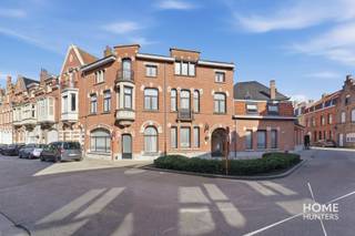In het bruisende stadscentrum van Ieper bevindt zich dit veelzijdige investeringspand met een interessante combinatie van stabiele huurinkomsten en toeristische verhuur. Het gebouw omvat in totaal 7 units, bestaande uit 2 appartementen met permanente huurders en 5 volledig ingerichte vakantieappartementen.<br /><br />De vakantieappartementen zijn elk praktisch en comfortabel ingericht met een eigen slaapkamer, badkamer en leefruimte waardoor gasten kunnen genieten van een aangenaam en zelfstandig verblijf. Deze formule speelt perfect in op de sterke toeristische aantrekkingskracht van Ieper, dat jaarlijks duizenden bezoekers aantrekt dankzij zijn rijke geschiedenis, cultuur en talrijke evenementen.<br /><br />De centrale ligging vormt een absolute troef: winkels, horeca, openbaar vervoer en de belangrijkste bezienswaardigheden bevinden zich op wandelafstand.<br /><br />Troeven van dit pand:<br /><br />- Interessante combinatie van vaste huurinkomsten en toeristische verhuur<br /><br />- 7 verhuureenheden in totaal<br /><br />- 2 units reeds verhuurd op lange termijn<br /><br />- 5 instapklare vakantieappartementen<br /><br />- Topligging in het historische centrum<br /><br />- Grote aantrekkingskracht voor nationale en internationale bezoekers<br /><br />Een uitstekende opportuniteit voor investeerders die op zoek zijn naar een pand met onmiddellijk rendement en toekomstig groeipotentieel.<br /><br />Meer informatie en rendementsgegevens beschikbaar op aanvraag.