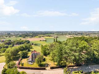 <p>Gelegen op de mooiste locatie van Mont-de-l'Enclus: Charmant landhuis met een FANTASTISCH 240° UITZICHT, uniek gelegen aan de voet van het Kluisbos op een perceel van 1400m². <br /><br />Deze eigendom combineert karakter, rust en een adembenemend panoramisch zicht, en biedt bovendien tal van mogelijkheden .<br /><br />INDELING:<br />Inkomhal, gezellige leefruimte met open haard en prachtig uitzicht, gedeeltelijk geïnstalleerde keuken, veranda, bureau en toegang tot de kelder. Nachthal, 3 slaapkamers, dressing en badkamer met ligbad en douche. <br />Buiten geniet u van een zuidwest georiënteerde tuin, terras, werkplaats en ruime oprit met plaats voor meerdere wagens.<br />Dit pand is deels te renoveren, maar biedt een enorme opportuniteit voor wie op zoek is naar een unieke ligging met karakter en uitbreidingsmogelijkheden.<br /><br />Voor wie is dit pand ideaal?<br />♦ Voor liefhebbers van natuur en panoramische zichten in de Vlaamse Ardennen.<br />♦ Voor kopers die een charmante woning willen renoveren naar eigen smaak.<br />♦ Voor wie op zoek is naar een uitzonderlijke locatie<br /><br />Bezoek na afspraak met Immo Beguin, jouw vastgoedexpert sinds 2009.<br /><br />✉️ sophie@immobeguin.be</p>