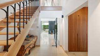Prachtige en recent gerenoveerde energiezuinige villa met verwarmd zwembad, zeer goed onderhouden en enorm rustig gelegen in een residentiële woonwijk en dit nabij het centrum van Knokke. Deze verzorgde villa heeft een Zuid-West georiënteerde aangelegde tuin met verwarmd zwembad en poolhouse met buitendouche en omvat een ruime inkomhal met ingemaakte vestiairekasten, gastentoilet, grote living met eetkamer en zithoek met een ingewerkte open haard, bureau met ingemaakte kastenwand of eventueel om te vormen tot slaapkamer, moderne mooi ingerichte keuken voorzien van alle toestellen, bijkeuken/bergruimte en ruime dubbele garage. Op de verdieping zijn er 4 grote slaapkamers met ingemaakte kasten, een volledig vernieuwde badkamer met aanpalende wasruimte en een tweede grote douchekamer. Grote zolder met CV-ruimte. Deze villa beschikt over alle hedendaags comfort en is voorzien van vloerverwarming, zonnepanelen, huisbatterij en verschillende autostaanplaatsen met laadpaal. Mooie investering prijs/kwaliteit. De villa is beschikbaar vanaf 01 maart 2027.