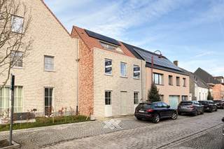 Deze eigendom is ideaal als gezinswoning én bijzonder interessante als investering. Met een verwachte maandelijkse huurprijs van €1.400 biedt...