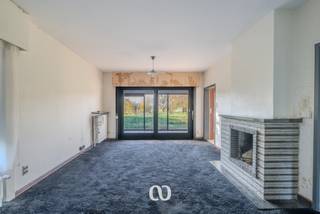Ben jij op zoek naar een stevige, te renoveren woning op een riant perceel van meer dan 1.600 m² met een prachtig uitzicht over agrarisch gebied? Gevonden!<br /><br />De uitstekende ligging met een vlotte bereikbaarheid, het open zicht op de omliggende velden en de zuidgerichte oriëntatie zijn maar enkele van de vele troeven die we hier terugvinden.<br /><br />INDELING:<br />Via de inkomhal kom je in de lichtrijke leefruimte die naadloos overloopt in de keuken. Aansluitend bevindt zich een gezellige veranda waar je tot laat op de avond van de zon en het uitzicht kan genieten. Verder beschikt het gelijkvloers over twee slaapkamers, een badkamer, een apart toilet en een handige inpandige garage.<br /><br />KELDER EN ZOLDER:<br />De woning is bovendien voorzien van zowel een kelder als een zolder, wat zorgt voor extra bergruimte en potentieel.<br /><br />Benieuwd naar de mogelijkheden die deze woning te bieden heeft? Aarzel dan niet en contacteer ons vandaag nog voor een bezoek!