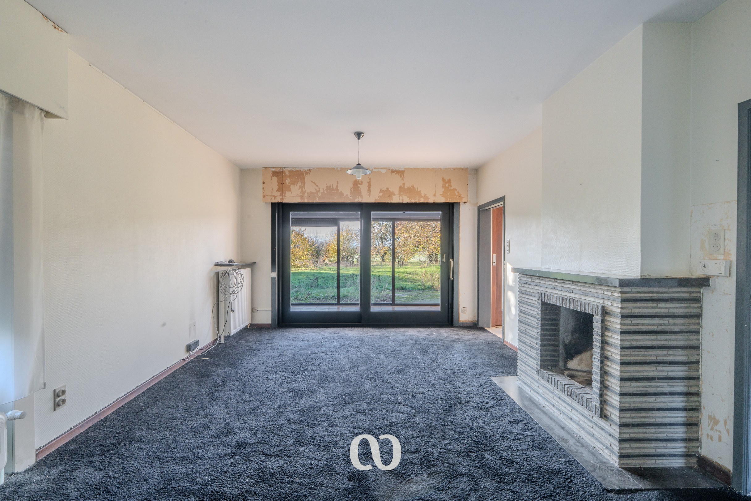 Maison familiale à rénover avec grand jardin et vue agricole. - photo 2