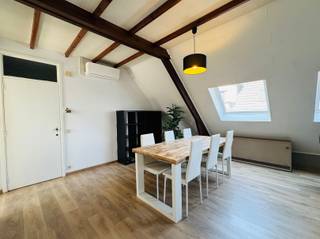 Dit appartement is gelegen op de tweede verdieping in rustige omgeving vlakbij de Onze-Lieve-Vrouwkerk. De indeling van het appartement is als volgt: U betreedt het appartement via de inkomhal met ruimte voor vestiaire en bergruimte. Verder is er een volledig ingerichte keuken, voorzien van alle nodige toestellen. Aansluitend is er de living en eetkamer. Twee slaapkamer, waarvan 1 kinderkamer en 1 zeer ruime slaapkamer. De badkamer is voorzien van een ligbad met douchemogelijkheden, lavabo met kastruimte en spiegelkast, toilet en aansluiting voor wasmachine en droogkast. Nog enkele troeven van dit appartement: Warmtepomp, recent gerenoveerd, opnieuw geïsoleerd, gunstig EPC, mogelijkheid tot gemeubeld huren, geen algemene kosten en het appartement is vrij vanaf heden.Interesse? Aarzel zeker niet om ons vrijblijvend te contacteren en ter plaatse te gaan.