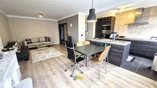 <p><span>INDELING:</span></p><p><span>Dit appartement is gelegen op de 3e verdieping van een verzorgd gebouw in betonconstructie met lift.</span></p><p><span>We komen het appartement centraal binnen in de inkomhal met ingebouwde kasten. Vooraan het appartement is er de leefruimte met laminaatvloer. Hier is toegang tot het balkon.</span></p><p><span>De open en betegelde keuken ligt ook vooraan en is voorzien van ingebouwde toestellen. Door deze open keuken, is de leefruimte vooraan ruim en licht! Een betegelde badkamer met ligbad en douchescherm en lavabomeubel ligt centraal. In de nachthal is er tevens een apart toilet.</span></p><p><span>De slaapkamer van 11 m² met laminaatvloer ligt achteraan en geeft toegang tot het zuid terras van 6m². De ruime slaapkamer is 16m².</span></p><p><span>LIGGING: </span></p><p><span>Dit appartement is gelegen in Borgerhout, tussen het ter Rivierenhof en het Boelaerpark. </span></p><p><span>Je bent op wandel- en fietsafstand van het park, het stadscentrum is makkelijk bereikbaar, met de auto in een wip op singel en ring.</span></p><p><span>KWALITEITEN:</span></p><p><span>- verzorgd gebouw in betonconstructie</span></p><p><span>- prima appartement met terras en balkon</span></p><p><span>- asbestveilig, conforme elektrische installatie</span></p><p><span>- lage epc, ramen met rolluiken, veiligheidsdeur</span></p><p><span>- privatieve kelder berging nr B1 </span></p><p><span> </span></p><p><span>Voor meer informatie: <span>www.immodelaet.be</span></span><span> </span></p><p><span>Interesse in GRATIS SCHATTING van uw eigendom? Contacteer ons! 03/644.00.88 – <span>info@immodelaet.be</span></span><span> </span></p><p><span> </span></p>