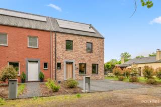 Deze recente woning uit 2024 combineert hedendaags wooncomfort met een gevoel van totale rust. Gelegen op een bijzonder rustige locatie vormt dit een ideale thuisbasis voor wie op zoek is naar kwaliteit, energiezuinigheid en een instapklare woonomgeving.<br /><br />De woning beschikt over een aangename en lichtrijke leefruimte met open keuken. Aansluitend bevindt zich een praktische berging/wasplaats die zorgt voor extra comfort en opbergruimte in het dagelijkse leven. Verder zijn er twee volwaardige slaapkamers en een moderne badkamer aanwezig. De ruime zolderverdieping biedt bovendien de mogelijkheid om eenvoudig een derde slaapkamer, bureau of hobbyruimte te creëren, waardoor de woning kan meegroeien met toekomstige woonbehoeften.<br /><br />Dankzij de recente bouwtechnieken en duurzame voorzieningen geniet deze woning van een uitstekende energieprestatie met EPC-label A. Het ventilatiesysteem type D zorgt voor een gezond binnenklimaat en de installatie van negen zonnepanelen levert jaarlijks ongeveer 2.542 kWh op. Ook het elektriciteitsattest is volledig conform.<br /><br />De woning is volledig instapklaar; enkel de schilderwerken kunnen nog naar eigen smaak worden uitgevoerd. De uiterst rustige omgeving en het open gevoel maken van deze eigendom een plek waar rust en wooncomfort centraal staan. Bovendien bevindt de woning zich op korte afstand van het prachtige Meer van Rotselaar, een geliefde locatie voor wandelen, fietsen en recreatie in een groene omgeving.<br /><br />Een bijkomende troef is dat deze recente nieuwbouw wordt verkocht onder het stelsel van registratierechten en niet onder btw, wat een aanzienlijk financieel voordeel kan opleveren ten opzichte van een klassieke nieuwbouwaankoop. Daarnaast geldt er voor deze woning een vrijstelling van onroerende voorheffing tot en met 2029, wat zorgt voor een extra financieel voordeel in de eerste jaren na aankoop.<br /><br />Bezoeken zijn mogelijk tijdens de bezoekdag op 13 juni. Inschrijven kan via www.polares.eu