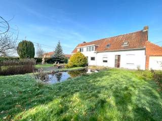 Twee gezellige woningen met grote tuin in rustige omgeving te koop.Indeling :  * Woning 1 :Gelijkvloers: Inkomhal, leefruimte met open keuken,...