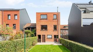 Ontdek de mogelijkheden van dit te renoveren pand, gelegen in de gegeerde Zomerstraat in Hasselt. Deze woning biedt een unieke kans voor wie op zoek is naar een project met potentieel, in een rustige en toch centrale stadsomgeving.<br /><br />Bij het betreden van de woning valt meteen de praktische indeling op. U beschikt over drie volwaardige slaapkamers, ideaal voor een gezin of wie extra ruimte wenst voor een bureau of hobbykamer. De leefruimtes bieden tal van herinrichtingsmogelijkheden, zodat u het pand volledig naar eigen smaak en noden kan vormgeven.<br /><br />Een absolute troef is de doorgang naar de tuin en de aansluitende tuinkamer. Deze ruimte vormt de perfecte overgang tussen binnen en buiten en biedt tal van mogelijkheden, zoals een gezellige ontspanningsruimte, atelier of lichtrijke eetplaats.<br /><br />De tuin is ideaal georiënteerd, waardoor u maximaal kan genieten van zon en rust. Bovendien beschikt de woning over een garage, wat in de stad een grote meerwaarde is.<br /><br />Gelegen in een rustige straat, maar toch op korte afstand van het centrum van Hasselt, combineert deze woning het beste van twee werelden: de levendigheid van de stad en de sereniteit van een aangename woonomgeving.<br /><br />Houd er rekening mee dat voor deze woning een renovatieplicht geldt (EPC-label E), wat u de kans biedt om energiezuinig en toekomstgericht te renoveren volgens uw eigen visie.<br /><br />Kortom, een pand boordevol potentieel op een topligging – ideaal voor wie op zoek is naar een renovatieproject met karakter en mogelijkheden.