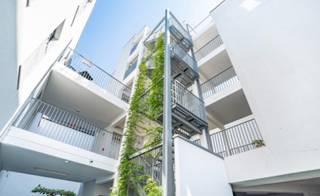 <p>OPBRENGSTEIGENDOM - Ontdek de residentie 'Le Corso', een modern gebouw op een ideale ligging in het centrum van Bergen.<br /><br />Voor de investeerders: er is een gegarandeerde huuropbrengst van €1100/maand.<br />Dit alles resulteert in een fantastisch jaarrendement van nagenoeg 4%!<br /><br />Het appartement 1.06 bestaat uit 3 niveaus die zeer handig zijn ingedeeld: inkomhal, volledig uitgeruste keuken, eetkamer, salon, apart toilet, 1 slaapkamer, badkamer, voorraadkamer en berging. De totale bewoonbare oppervlakte bedraagt maar liefst 110,10 m2.<br />Dit is het ideale eerste appartement of de allerbeste investering. Mis deze unieke kans niet om te wonen of te investeren in een aangename buurt, in hartje centrum en omgeven door veel groen.<br />Verkoop onder verkooprechten. Doe uw bod.<br /><br />Laat deze kans niet voorbijgaan: neem nu contact met ons op via 📞 0468/12 68 62 of per mail via 📧 karin@albert.immo</p>