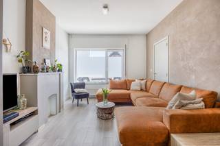 Ben je op zoek naar een unieke woonervaring in regio Erpe-Mere? Ontdek dan deze stijlvol gerenoveerde woning.<br />Deze schitterende woning met 4 slaapkamers én dressing, beschikt bovendien over een gezellig terras en tuin waar het aangenaam vertoeven is.<br /><br />🏡 <strong>Kenmerken van de woning:</strong><br />Volledig gerenoveerd met kwalitatieve materialen<br />4 praktische en lichtrijke slaapkamers + dressing – ideaal voor een gezin<br />Moderne badkamer met toilet <br />Lichtrijke zit- en eetruimte <br />Gezellige keuken met moderne toestellen <br />Zonnige tuin en aangenaam terras<br />Praktische toegang tot de tuin langs de achterkant<br />Energiezuinig<br /><br />📍 <strong>Toplocatie:</strong><br />Gelegen in een rustige straat en met perfecte verbinding tot het openbaar vervoer, invals- en autosnelwegen.<br /><br />📅 De vermelde verkoopprijs is een richtprijs : u kan bieden onder, op of boven deze geafficheerde verkoopprijs.<br /><br />🔑 <strong>Klaar om verliefd te worden op jouw nieuwe thuis?</strong><br />Plan vandaag nog een bezichtiging en ontdek zelf de charme van deze prachtige woning (sabrina@immobia.be of 0470/03.31.39)<br />Bezoekdag zaterdag 9 mei 2026, uitsluitend op afspraak.<br /><br /><br /> 