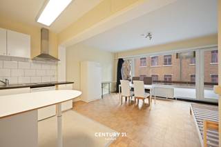 **Uiterst ruime studio met balkon te Leuven**In dé Tiensestraat te Leuven, de absoloute Stadskern, bieden wij u deze uiterst ruime studio met balkon...