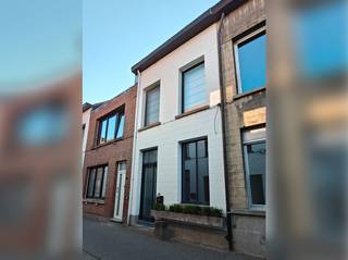 IN OPTIE
Gerenoveerde eengezinswoning in centrum Lier.
Zoek je een instapklare en kwalitatief afgewerkte woning op een toplocatie in het hart van Lier? Deze mooie eengezinswoning ligt in een doodlopende straat binnen de stadsvesten, met het station, bushalte, scholen, winkels en gezellige horeca op wandelafstand. De Ring van Lier bereik je binnen 5 minuten met de wagen.
Deze woning werd in 2019 kwalitatief gerenoveerd met oog voor detail en is volledig instapklaar.
Indeling van de woning:
Gelijkvloers:
Stijlvolle inkomhal met een smeedijzeren glazen deur die toegang biedt tot de lichtrijke leefruimte. De open, volledig geïnstalleerde keuken vormt een mooi geheel met de leefruimte. Achteraan bevindt zich een praktische berging en toilet. Aansluitend aan de leefruimte vind je een gezellig stadstuintje met een ideale balans tussen zon en schaduw. Daarnaast beschikt de woning over een kleine kelder.
Eerste verdieping:
Ruime slaapkamer en een riante badkamer uitgerust met een inloopdouche, ligbad, dubbele lavabo, toilet en ingemaakte kasten (inclusief een discrete aansluiting voor wasmachine en droogkast).
Tweede verdieping:
Volledig afgewerkte zolderverdieping met nog twee volwaardige kamers, perfect te benutten als extra slaapkamers, hobbyruimte of thuiswerkplek.
Troeven op een rij:
- Kwalitatief gerenoveerd in 2019 en volledig instapklaar
- Toplocatie binnen de stadsvesten, in een doodlopende straat
- Gunstig EPC
- Kwalitatieve materialen en een onderhoudsvriendelijk stadstuintje
Interesse of een bezoek plannen? Kom deze woning zelf ontdekken tijdens onze kijkdag op 5 september 2026.
Neem voor meer informatie of het vastleggen van een tijdslot contact op via:
E-mail: rolwagenstraat18@gmail.com
Telefoon: 0473 37 18 39