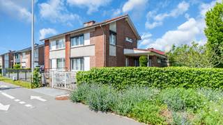 <div><b>Charmante halfopen gezinswoning met 3 slaapkamers, garage en zonnige tuin</b></div>
<div>Op zoek naar een ruime en instapklare gezinswoning waar comfort, licht en functionaliteit perfect samenkomen? Deze verzorgde halfopen bebouwing biedt alles wat u nodig heeft en meer. Dankzij de praktische indeling, de aangename buitenruimte en de talrijke troeven is dit een woning waar u zich meteen thuis voelt.</div>
<div>Bij aankomst wordt u verwelkomd door een ruime, omheinde voortuin met extra groenzone langs de zijkant van het perceel, wat zorgt voor een open en aangenaam gevoel. Via de zij-ingang bereikt u de woning en achteraan geniet u van een ruim terras met aansluitend een gezellige moestuin – ideaal om te ontspannen of groene vingers volop hun gang te laten gaan. Een extra pluspunt is de garage met oprit, bereikbaar via de zijstraat en voorzien van een handig toegangspoortje naar het terras.</div>
<div>Binnenkomen doet u via de inkomhal met authentieke houten trap die meteen karakter uitstraalt. De recent vernieuwde keuken (2 à 3 jaar geleden) vormt een echte blikvanger en combineert een moderne uitstraling met alle nodige comfort. Ze is uitgerust met een grote oven, gasvuur, dampkap, spoelbak, vaatwasser en koelkast. Dankzij het grote raam aan de voorzijde en de lichtkoepel baadt de ruimte bovendien in natuurlijk licht.</div>
<div>De leefruimte is bijzonder ruim en aangenaam lichtrijk, met grote raampartijen die zorgen voor een open en warme sfeer. Aansluitend bevindt zich nog een extra zithoek die extra mogelijkheden biedt als gezellige leeshoek, speelruimte of bureau.</div>
<div>Verder beschikt de woning over een praktische bergkelder en een volledig ingerichte badkamer op het gelijkvloers. Op de bovenverdieping vindt u een tweede badkamer én drie ruime slaapkamers, elk voorzien van vernieuwde deuren, rolluiken en veel natuurlijk licht.</div>
<div>Via een luik in de nachthal bereikt u de geïsoleerde zolderruimte, ideaal als extra bergruimte.</div>
<div><b>Troeven op een rij:</b><br />✔ Halfopen bebouwing<br />✔ 3 ruime slaapkamers<br />✔ 2 badkamers<br />✔ Recent vernieuwde keuken<br />✔ Garage met oprit via zijstraat<br />✔ Ruim terras en moestuin<br />✔ Kelder én geïsoleerde zolder<br />✔ Rolluiken doorheen de volledige woning<br />✔ Veel natuurlijke lichtinval</div>
<div>Deze woning biedt een ideale combinatie van ruimte, comfort en praktische leefkwaliteit – perfect voor gezinnen die op zoek zijn naar een warme thuis.</div>