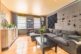 <p>Deze charmante woning uit het begin van de 20ste eeuw combineert authentieke elementen met een praktische indeling en een centrale ligging in Ronse. Gelegen in een residentiële omgeving nabij invalswegen, winkels en voorzieningen, geniet u hier van een vlotte bereikbaarheid en het comfort van wonen dichtbij het stadsleven. De woning beschikt over drie slaapkamers, een gezellige leefruimte en een aangename tuin van 116 m² waar u in alle rust kan genieten. Dankzij het EPC-label C vormt deze woning een interessante keuze voor wie op zoek is naar een comfortabele gezinswoning met potentieel.</p>
<p> </p>
<p>Belangrijkste ruimtes:<br />• Living met aangename leefruimte en natuurlijke lichtinval.<br />• Keuken met functionele indeling.<br />• Badkamer uitgerust met ligbad en enkele wastafel.<br />• 3 slaapkamers met diverse indelingsmogelijkheden.<br />• Hal met toegang tot de verschillende ruimtes.<br />• Tuin van 116 m², ideaal om buiten te ontspannen.<br />• Zolder met extra bergruimte of mogelijkheden naar eigen invulling.</p>
<p>Troeven:<br />• Centrale ligging in Ronse nabij winkels, scholen en invalswegen.<br />• Gezellige tuin van 116 m².<br />• 3 slaapkamers en praktische indeling voor gezinnen.</p>
<p>Neem vandaag nog contact op met je ERA-makelaar voor een bezoek. JOUW DROOMHUIS. ZO GEVONDEN!</p>