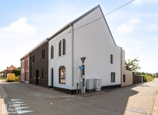 In 2021 onderging deze halfopen bebouwing een professionele totaalrenovatie met oog voor detail. Zo werd er enerzijds rekening gehouden werd met de strenge normen inzake energiezuinigheid. Anderzijds werd heeft men ook gezorgd voor een prachtig interieur én exterieur met kwalitatief hoogstaande materialen.<br /><br />Dankzij de verregaande verbouwing heeft men een bewoonbare oppervlakte gecreëerd van 134m² alsook een knusse buitenruimte op het gelijkvloers. De woning heeft een prachtige open leefruimte die verbonden is met de volledig ingerichte keuken, 3 slaapkamers en een badkamer met douche.<br /><br />Deze halfopen bebouwing is gelegen aan de stadsrand van Scherpenheuvel. Deze ligging zorgt voor een makkelijke bereikbaarheid van de omliggende gemeenten zoals bijvoorbeeld Diest alsook een snelle verbinding met de E314.<br /><br /><strong><u>INDELING:</u></strong><br /><strong>Gelijkvloers:</strong>Ruime inkom, open leefruimte, volledig ingerichte keuken, gang, badkamer met douche en toilet, bergruimte, knusse buitenruimte<br /><strong>1<sup>ste</sup> verdieping:</strong>Nachthal, apart toilet, 2 slaapkamers waarvan er 1 toegang geeft tot een buitenruimte via een groot schuifraam<br /><strong>2<sup>de</sup> verdieping: </strong>3<sup>de</sup> slaapkamer<br /><br />Ervaar zelf de vele voordelen van deze woning tijdens een persoonlijke rondleiding.<br />Maak vandaag nog je afspraak.<br />Mail naar info@immopersyn.be of bel 013 444 008.<br /> 