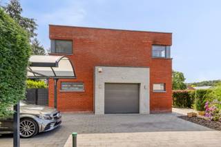 In een rustige en kindvriendelijke woonwijk in Zandhoven bevindt zich deze uitstekend onderhouden, stijlvolle villa op een mooi perceel met een zonnige, fraai aangelegde tuin. De tijdloze architectuur, de doordachte indeling en de gunstige oriëntatie zorgen voor een uitzonderlijk aangenaam woongevoel, waarbij licht, ruimte en een optimale verbinding met de tuin centraal staan.<br /><br />Van zodra u de woning betreedt, ervaart u de openheid en het comfort. De royale leefruimte vormt samen met de eetplaats en de volledig ingerichte leefkeuken met kookeiland één harmonieus geheel. Grote glaspartijen bieden een prachtig uitzicht op de tuin en laten binnen- en buitenleven naadloos in elkaar overvloeien. De sfeervolle gashaard zorgt voor extra gezelligheid, terwijl het ruime overdekte terras de ideale plek is om in alle seizoenen te genieten van het buitenleven.<br /><br />De woning beschikt over een doordachte indeling met drie volwaardige slaapkamers, een stijlvolle badkamer en heel wat praktische bergruimte. Daarnaast zorgen de inpandige garage, de ruime kelder en de carport voor alle comfort dat een hedendaags gezin mag verwachten.<br /><br />Ook op vlak van duurzaamheid overtuigt deze woning. Dankzij de kwalitatieve houtskeletbouw met duurzame gevelsteen, gecombineerd met zonnepanelen, een HR-top condenserende gasketel, airconditioning en een conforme elektrische installatie, geniet u van een uitzonderlijk laag energieverbruik en een optimaal wooncomfort. Dit resulteert in een uitstekende EPC-score met label A (78 kWh/m²/jaar).<br /><br />Ook buiten straalt deze eigendom kwaliteit uit. De verzorgde tuin biedt alle privacy om in alle rust te ontspannen, terwijl de ruime oprit extra parkeergelegenheid voorziet. De verzorgde afwerking, de hoogwaardige materiaalkeuzes en de uitstekende staat van onderhoud maken deze woning volledig instapklaar.<br /><br />Gelegen op een gegeerde locatie, op korte afstand van scholen, winkels, openbaar vervoer en de belangrijkste invalswegen, biedt deze villa de perfecte combinatie van rust, bereikbaarheid en woonkwaliteit. Een unieke kans voor wie op zoek is naar een stijlvolle, energiezuinige en instapklare gezinswoning in het hart van Zandhoven.