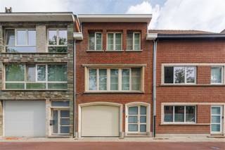 <h3><span>Woning met GIGANTISCHE garage/atelier/berging en tuin op een super centrale locatie!</span></h3><p><span> </span></p><p><span>Gelegen in het hart van Schoten, op wandel- en fietsafstand van het dorpscentrum en het prachtige park van Schoten.</span></p><h3><span> </span></h3><p><span>Op zoek naar een woning met uitzonderlijk veel ruimte én mogelijkheden? </span></p><p><span>Dit unieke eigendom combineert comfortabel wonen met een enorme multifunctionele ruimte van maar liefst </span><span>ca. 167 m²</span><span>. </span></p><p><span>Ideaal voor zelfstandigen, vrije beroepen, hobbyklussers of wie gewoon veel bergruimte nodig heeft.</span></p><p><span> </span></p><ul><li><span>Enorme atelierruimte</span></li><li><span>Tuin zonder inkijk en dakterras mogelijk</span></li><li><span>Centrale ligging</span></li><li><span>Ideaal combinatie wonen en werken/hobby</span></li><li><span>Condensatie ketel van 2019</span></li><li><span>Prachtige parket</span></li></ul><p><span> </span></p><p><span>Indeling:</span></p><p><span>Gelijkvloers:</span><span> Gigantische garage/atelier/bergruimte met </span><span>elektrische poort (vernieuwd in 2023)</span><span>, een lichtkoepel voor natuurlijk daglicht, ramen én een deur naar het terras en de tuin achteraan. </span><span>Volledige privacy</span><span> gegarandeerd.</span></p><p><span>      Eerste verdieping:</span><span> Gezellige leefruimte met overvloedig daglicht, een </span><span>hyper-geïnstalleerde keuken</span><span> met een groot kookeiland, en de mogelijkheid om een extra terras te creëren op het plat dak van het atelier. Gastentoilet.</span></p><p><span>Tweede verdieping:</span><span> Drie slaapkamers en een badkamer, die je nog volledig naar eigen smaak kan afwerken of renoveren.</span></p><p><span> </span></p><p><span>Kortom</span><span> een zeldzame kans voor wie ruimte, ligging én potentieel zoekt in één pand.</span></p><p><span>Conctacteer ons via <span>sofie@sinjoor.be</span></span><span> of 03/646.66.55 </span></p>