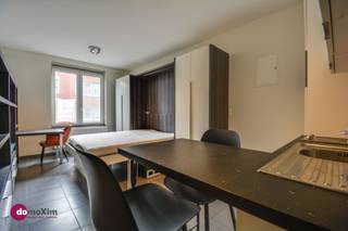 <p><span>Moderne gemeubelde studio, geschikt voor twee personen, in het centrum van Leuven</span></p><p><span> </span></p><p><span>Deze studio is gelegen op de Bondgenotenlaan en is volledig bemeubeld. Door zijn unieke ligging in het centrum van Leuven en vlakbij het openbaar vervoer is dit jouw ideale uitvalbasis. Deze studio is geschikt voor twee personen. </span></p><p><span> </span></p><p><span>De studio is volledig uitgerust. Je beschikt over een zetel, tweepersoonsbed, tafel en stoelen, bureau en televisietoestel. De kitchenette is volledig ingericht met koelkast, vaatwasser, microgolf en kookplaat. Daarnaast is ook bestek, borden en kookgerei voor jou voorzien. </span></p><p><span> </span></p><p><span>De badkamer beschikt over een douche, toilet en wastafel. Heb je een wasmachine of droogkast? De aansluiting hiervoor is aanwezig. </span></p><p><span> </span></p><p><span>Het gebouw is uitgerust met een lift. In de kelder van het gebouw kan je jouw afval kwijt en is er ruimte om jouw fiets te stallen. </span><span> </span></p><p><span> </span></p><p><span>De maandelijkse kosten bedragen €95. Dit forfait dekt al jouw kosten voor de gemeenschappelijke delen, jouw verwarming, internet, vuilnisophaling en bij de aanvang van het contract krijg je een nieuwe matrasbeschermer. </span></p><p><span> </span></p><p><span>Deze studio kan je ook voor een kortere termijn huren. De minimale periode is 6 maanden en de huurprijs wordt in dit geval verhoogd met 8%. De lasten blijven dezelfde. </span></p><p><span> </span></p><p><span>Plan nu jouw bezoek in!</span></p><p><span> </span></p><p><span>015 20 36 00 - <span>info@domoxim.be</span></span></p><p><span> </span></p>