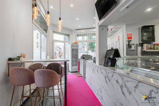 <p><span>Dit handelshuis ligt op een toplocatie in het levendige Borgerhout. Je geniet hier van veel passage, een fijne mix van winkels en horeca en een echte buurtsfeer. Dankzij de vlotte verbinding met de Ring, het stadscentrum en het openbaar vervoer is deze plek makkelijk bereikbaar voor klanten – ideaal voor wie op zoek is naar een goed zichtbare handelslocatie in een dynamische omgeving. </span></p><p><span> </span></p><p><span>Het hoekpand is enkele jaren geleden helemaal opgefrist. Het dak verkeert in goede staat, de elektriciteit is conform en de ramen beschikken over dubbele PVC-beglazing. Het handelsgelijkvloers van zo’n 32 m² is momenteel ingericht als dessertbar, maar biedt een waaier aan mogelijkheden en heeft veel potentieel. Op de twee bovengelegen verdiepingen bevinden zich twee appartementen, die stabiel verhuurd zijn. Ze hebben een oppervlakte van zo’n 38 m² en hebben een identieke indeling met een lichtrijke leefruimte, aparte keuken, badkamer en slaapkamer. </span></p><p><span> </span></p><p><span>Ben je op zoek naar een interessante investering op een dynamische locatie? Mis deze kans niet! Voor meer info of een gratis schatting surf naar www.hansimmo.be</span></p><p><span> </span></p>