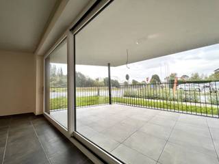 Dit leuk 2 slaapkamer appartement (130 m²) met terras (30,20 m²) ligt op de gelijkvloerse verdieping van een recent gebouw gelegen nabij de oprit...
