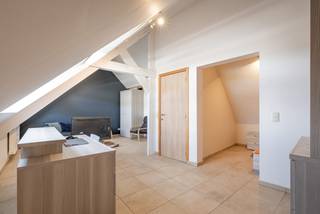 ENKEL VOOR STUDENTEN!<br />Deze bemeubelde studentenkamers zijn gelegen in een verzorgd studentengebouw met +/- 13 studentenkamers. Elke kamer is standaard bemeubeld maar alle kamers zijn verschillend van indeling en grootte. Deze studentenkamers zijn strategisch gelegen en bevinden zich over het busstation en het treinstation van Leuven en op wandelafstand van het bruisende stadscentrum (winkels, restaurants, sportfaciliteiten…) en in de onmiddellijke omgeving van campussen.<br /><br />Elke verdieping bestaat uit 6 studentenkamers met een gemeenschappelijke eetplaats, gemeenschappelijke geïnstalleerde keuken, terras en gemeenschappelijk sanitair. Deze gemeenschappelijke ruimtes moeten gedeeld worden met 5 medestudenten.<br />Dankzij de gemeenschappelijke keuken, eetplaats en het gemeenschappelijke terras zal je snel kennis maken met de medebewoners.<br /><br />Kamer 301: basishuurprijs 600 EUR / maand + kosten<br />incl. internet + maandelijkse provisie van 70 EUR voor EGW (elektriciteit, gas en water).<br />De studentenbelasting (éénmalige kost) van 190 EUR wordt apart aangerekend.<br /><br />Alle kamers zijn beschikbaar vanaf 15 september 2026. <br /><br />Heeft u interesse in deze studentenkamers? Contacteer ons voor meer informatie of een bezichtiging ter plaatse! info@covas.be // 016 40 60 20 // www.covas.be